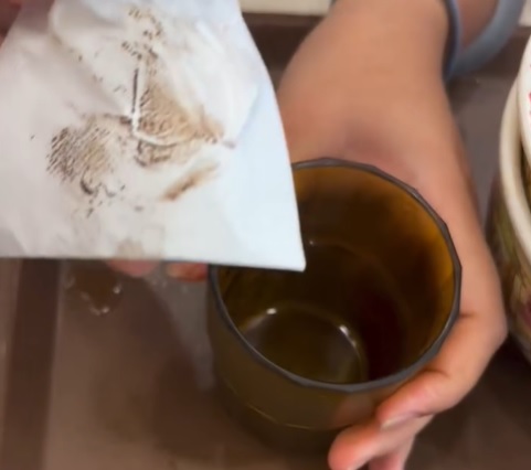 高雄SUKIYA水杯驚見大量茶垢惹議　衛生局查獲多項缺失最高可罰300萬元