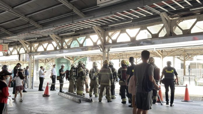 快訊／台南火車站第一月台失火！屋頂燒破洞　38名消防員急搶救