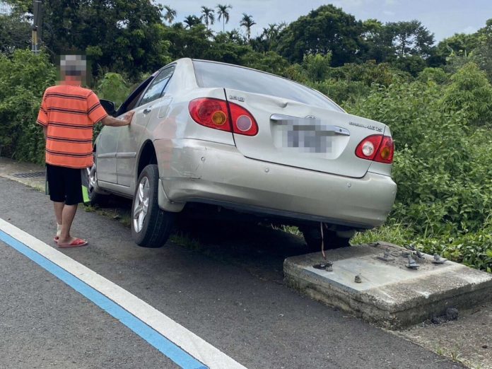 巴威強風襲彰化！大樹倒塌壓車 駕駛撞斷路燈送醫