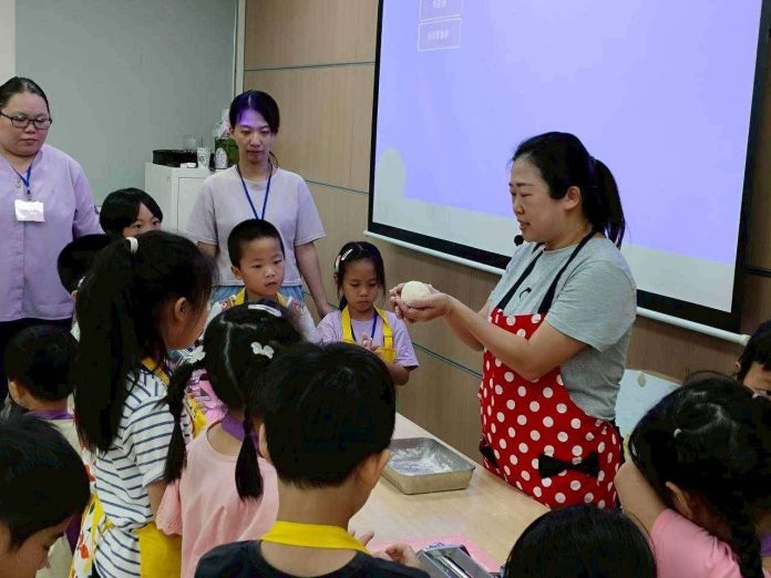 桃園家庭教育中心結合生生喝鮮乳推廣食育 親子共學DIY鮮奶麵條