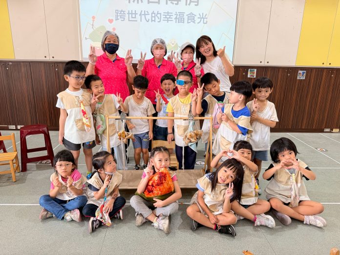 桃園新屋幼兒園推銀幼共學 社區阿婆攜手幼童包粽話家常