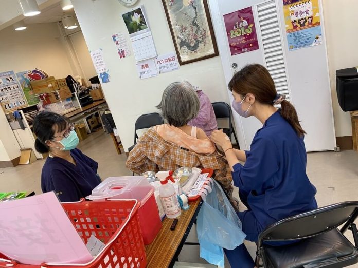 新冠疫情升溫！高雄門急診暴增45.6%　65歲長者接種率僅24.9%