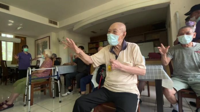 長輩也瘋玩接龍遊戲　彰化榮家健腦活動暖心登場