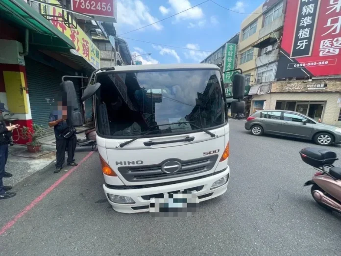 屏東市驚現天坑！大貨車右前輪突陷落　路面塌陷急封鎖搶修