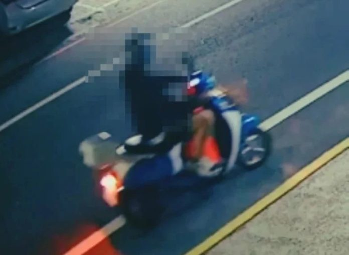 只因覺得好玩！19歲男攀爬鄭成功石像放交通錐　警方依法裁罰6000元