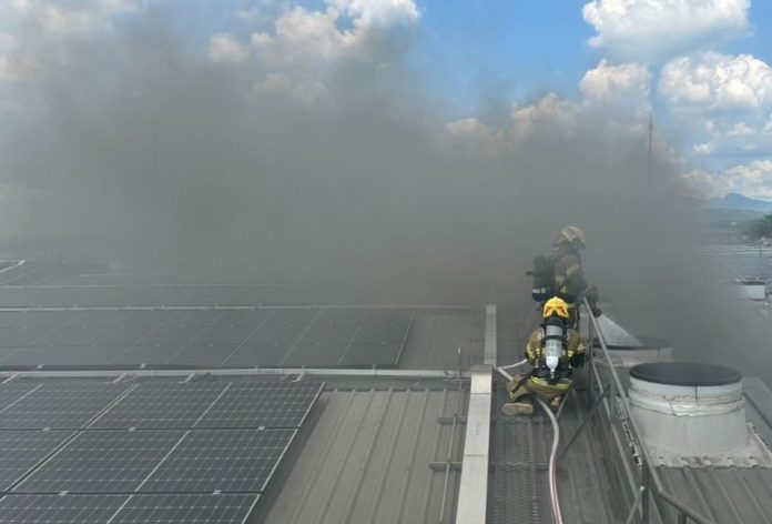 台南柳營畜牧場驚傳火警！濃煙狂竄火勢猛烈 消防急派19車灌救