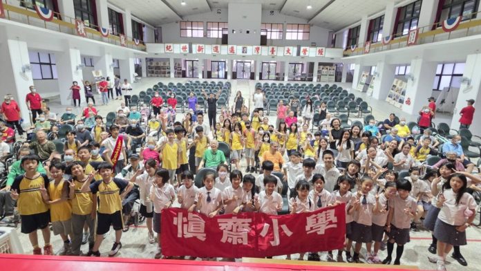 不只是演出更是陪伴　慎齋國小音樂進榮家超催淚