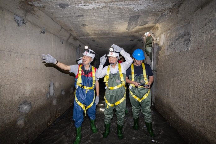 備戰巴威颱風   黃偉哲著「青蛙裝」進入下水道檢視清淤排水