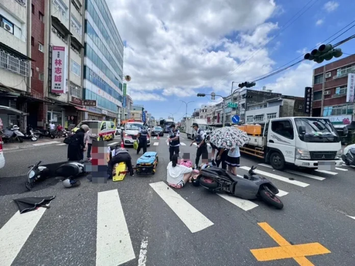 高雄茶商疑闖紅燈撞機車釀1死4傷　母女3貼騎乘受波及