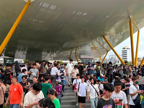 抓寶熱潮擠爆高雄中央公園　違停、人行道騎車亂象警方出手