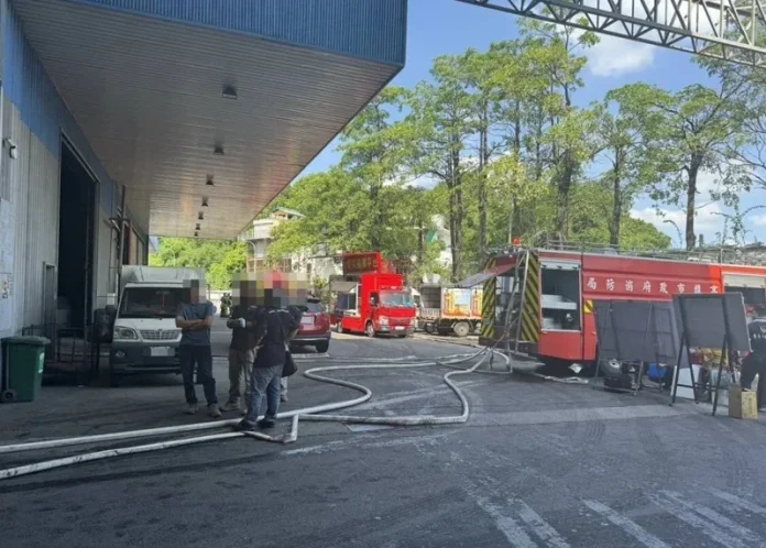 高雄科技公司倉庫突冒濃煙飄惡臭　疑肥料高溫自燃警消急灌救