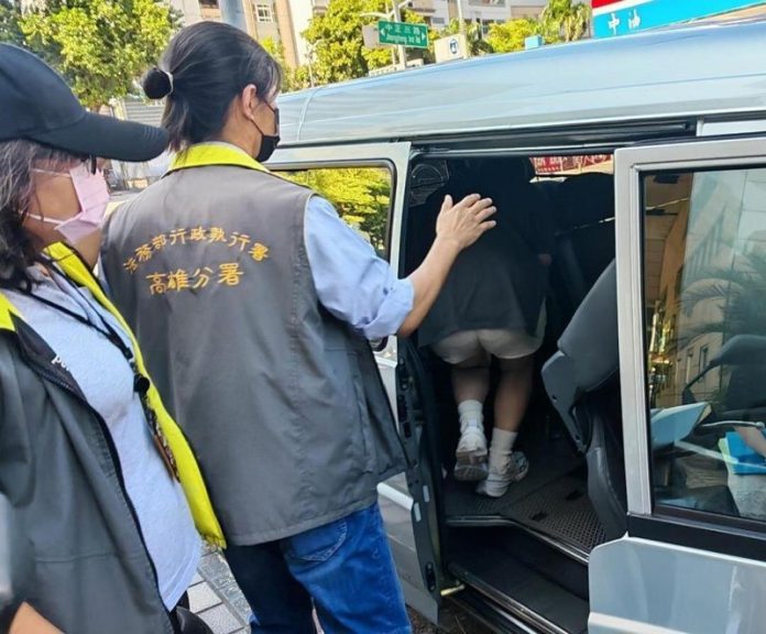欠稅近500萬不繳還藏匿6千萬資產頻出國！高雄女董遭管收　親友捧百萬現金救人