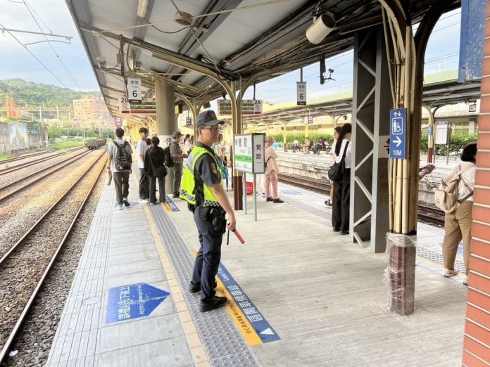 鶯歌車站驚魂！夫妻聊天未顧嬰兒車滑落鐵軌　嬰兒受傷父母挨罰