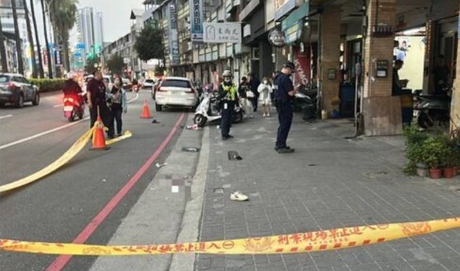 恐怖男定位持刀殺前女友            泯滅人性確認人死了才跑