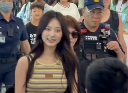 TWICE周子瑜返台SOLO首秀倒數　現身小港機場掀粉絲暴動