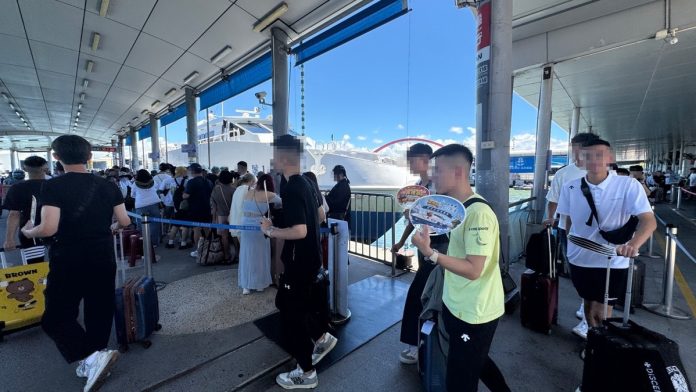 東港、小琉球暑假旅遊夯 賀禮翁攜手藍白航運送幸運扇