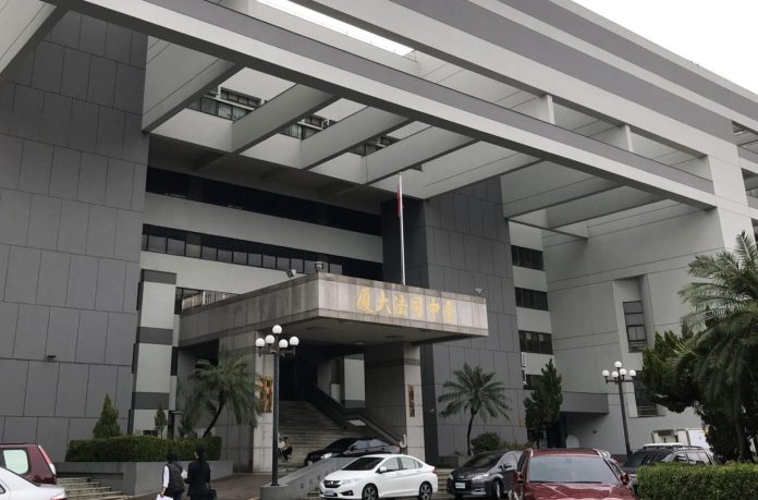 狠男瘋狂砍殺情敵險死           依殺人未遂罪判十二年