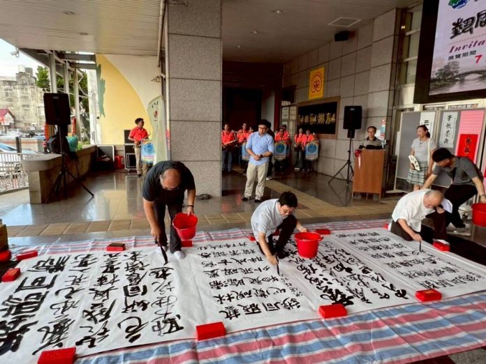 老中青書法家同台揮毫　二林鎮立圖書館飄墨香