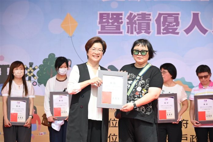 人生大小事都靠他們！彰化戶政日表揚績優人員