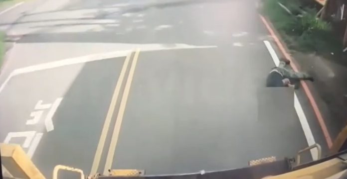 垃圾車護欄拆了沒裝回！恆春清潔隊員墜地腦傷搶救3天亡　家屬盼查真相