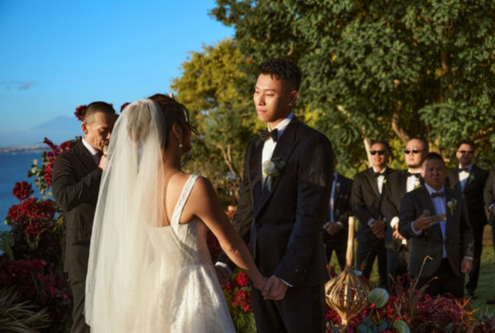瘦子峇里島補辦婚禮！甜蜜對望愛妻放閃　結婚4年終圓夢