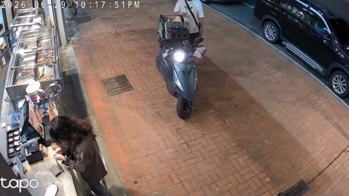 影／鹹酥雞太香？外送員取餐後「開袋偷吃」全被拍下　網友爆：不是第一次