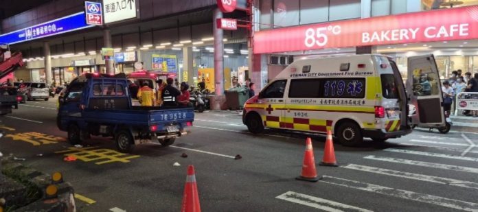 台南嚴重車禍！女騎士遭捲車底命危　送醫搶救中