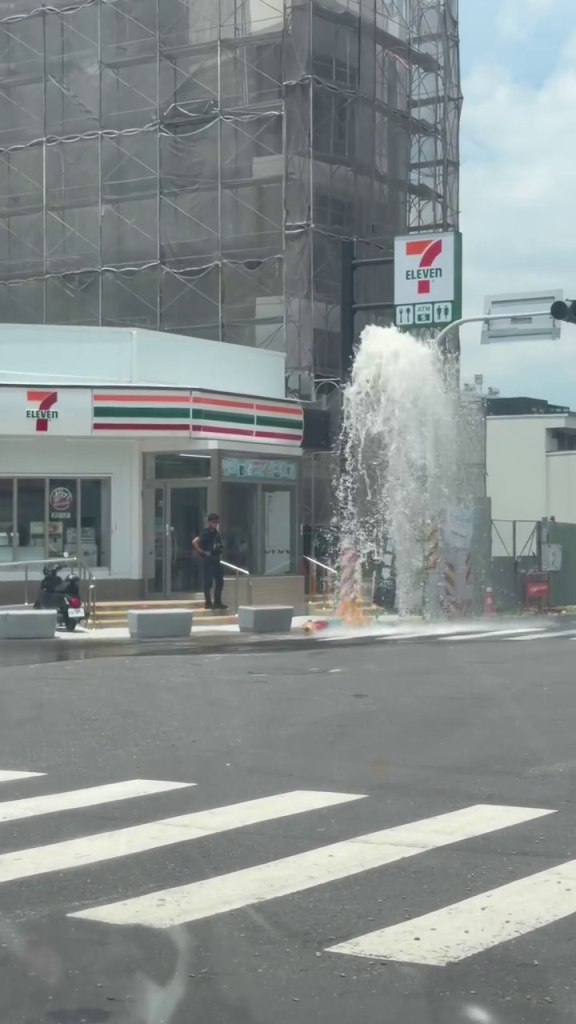 台南永康驚見噴泉！砂石車迴轉撞斷消防栓　水柱狂噴2樓高