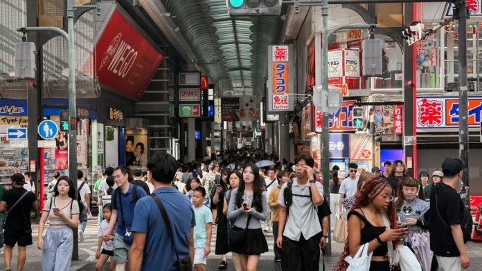 日本血拚後遺症曝光！手臂紅一圈　網笑：這病無藥醫