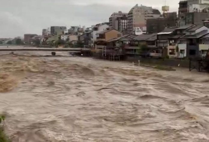 暴雨炸關西！大阪水溝蓋狂噴飛　京都鴨川暴漲拉警報