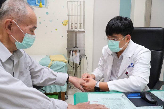關節痛別當老化，八旬長者類風濕性關節炎治療後擺脫拐杖