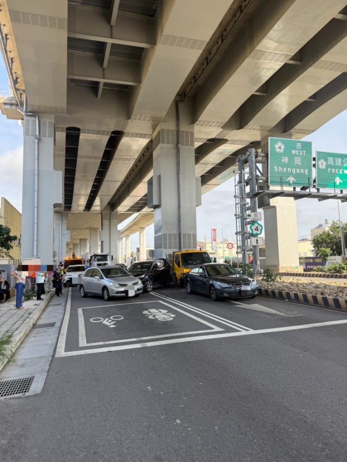 豐原國道4號高架下方路段5車相撞！　1名駕駛受傷送醫