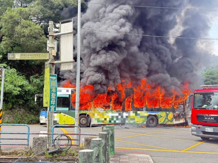 驚悚畫面曝光！南港公車遭烈焰吞噬　駕駛急逃生