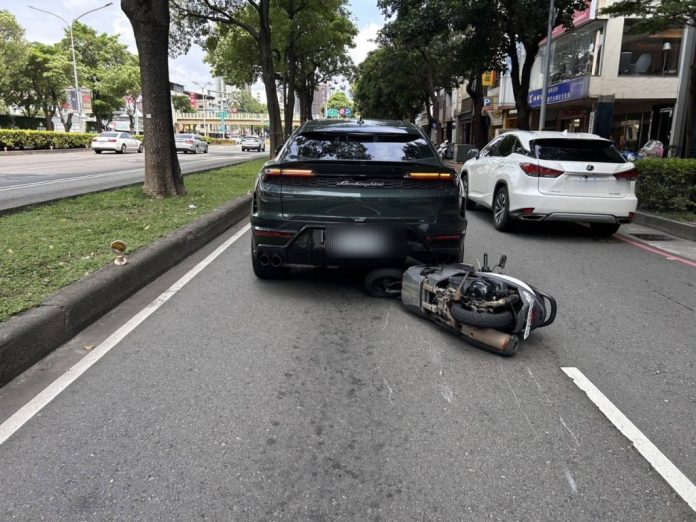 代誌大條了！　台中台灣大道機車刮中藍保堅尼千萬休旅車