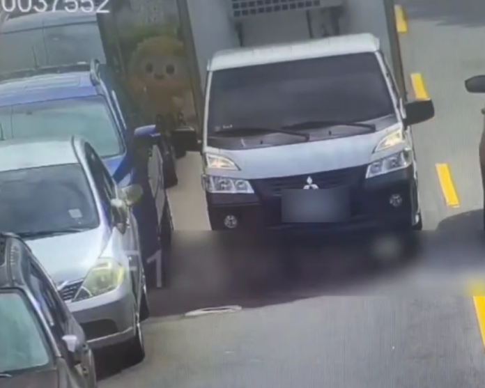 撞擊畫面曝光！桃園小貨車門沒關緊晃來晃去　K到路邊車燈