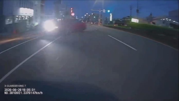 影／高雄驚悚雙亡車禍！開車載妻女突失控撞機車　騎士噴飛「空中旋轉重摔」影片瘋傳