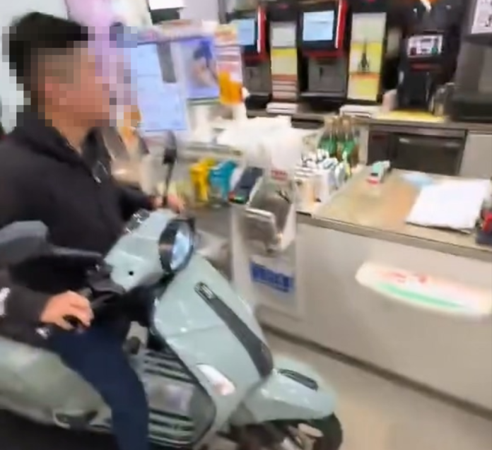 影／把超商當得來速？深夜機車直接騎進門市　喊「我要刷載具」店員傻眼