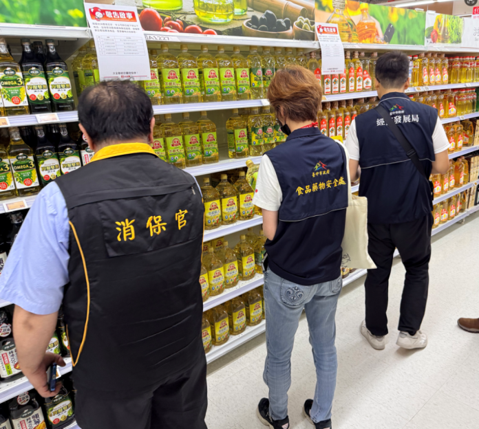 中市食安處首波公布兩業者超標油品流向　跨局處突擊賣場全面回收下架