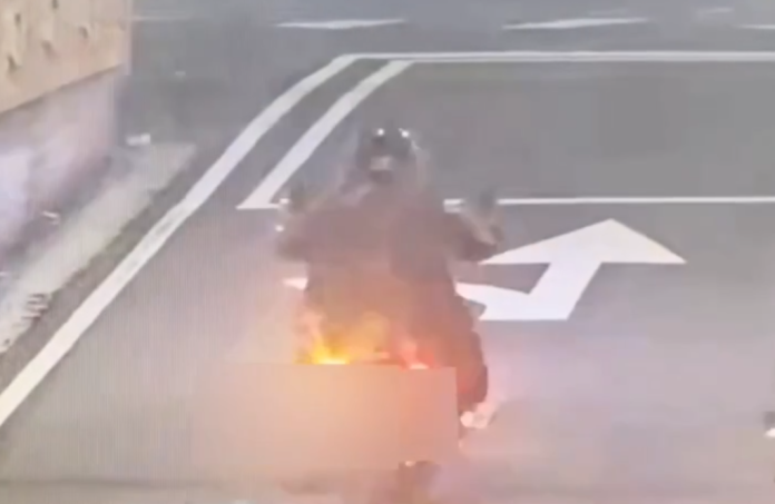 台北街頭風火輪！機車行進中漏油起火　騎士燒燙傷送醫