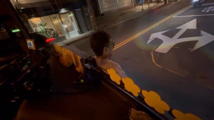 影／把公車當小黃？路人非站牌區要上車遭拒載竟「肉身擋車」　司機無奈：我現在怎麼辦