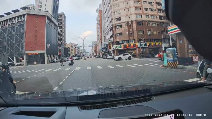 影／台南男溜直排輪過馬路　與左轉機車發生碰撞雙雙倒地！網友：8輪算行人嗎？