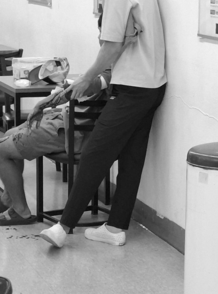 林口萬家福驚傳砍人！遭砍男子左手全是血　警到場速逮凶嫌