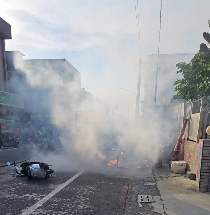 快訊／台南機車猛撞夜市攤販！瓦斯起火燃燒 2人燒燙傷送醫