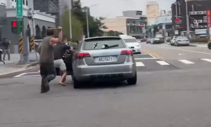 台中市街頭變戰場！行車糾紛引發械鬥尖刀鎯頭互砍　兩車駕駛警方帶回偵訊