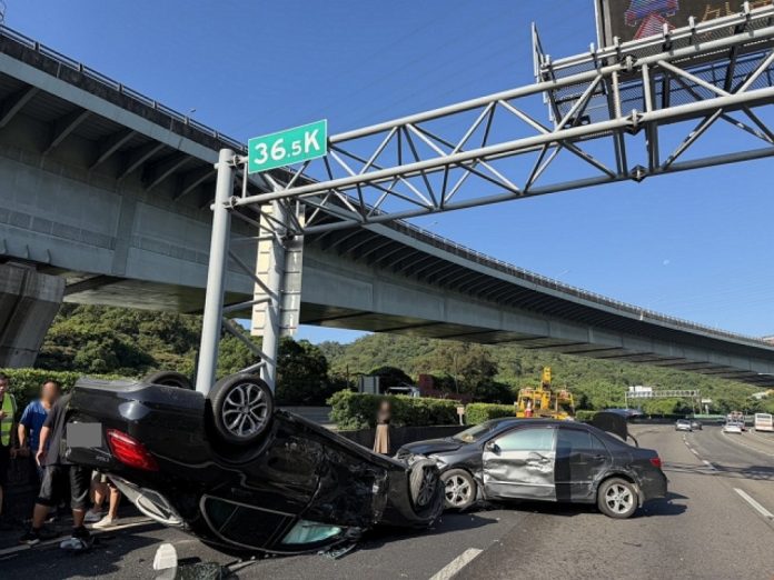 國道1號4車相撞賓士車翻覆！　車內兩人受傷送醫
