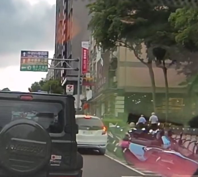 路邊停車欲載小孩肇事！　台中婦人刷倒5輛車