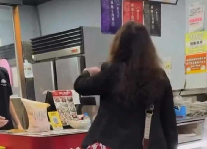 影／疑不滿等20分鐘鍋貼還沒好！女顧客當場開罵　店員反擊：都不用煮生的直接給妳喔？