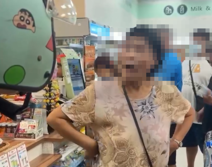 影／澎湖奇葩大媽！超商拉女顧客內衣還說「她以為她很漂亮」　警方回應了