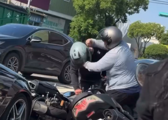 影／加倍奉還！中壢2騎士疑行車糾紛上演回合制格鬥　男先打4拳「反被連轟8拳」擋風鏡噴飛