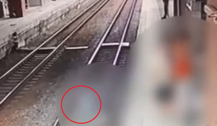 粗心父母！嬰兒車從月台滑落軌道兩歲男童受傷　鐵路警察局依兒少法鐵路法究辦